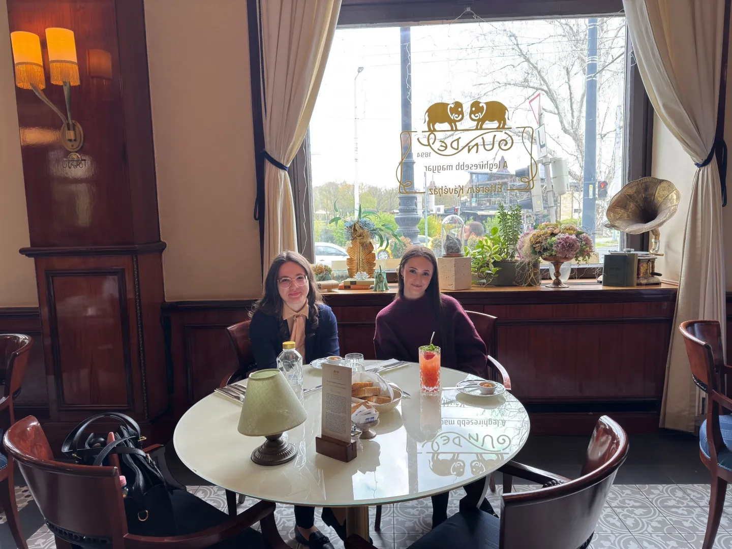 Simon Sára és Csom Angelika hallgatók - SZE